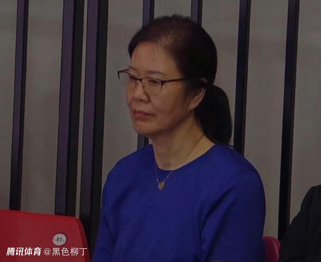 女孩和课外老师的关系
